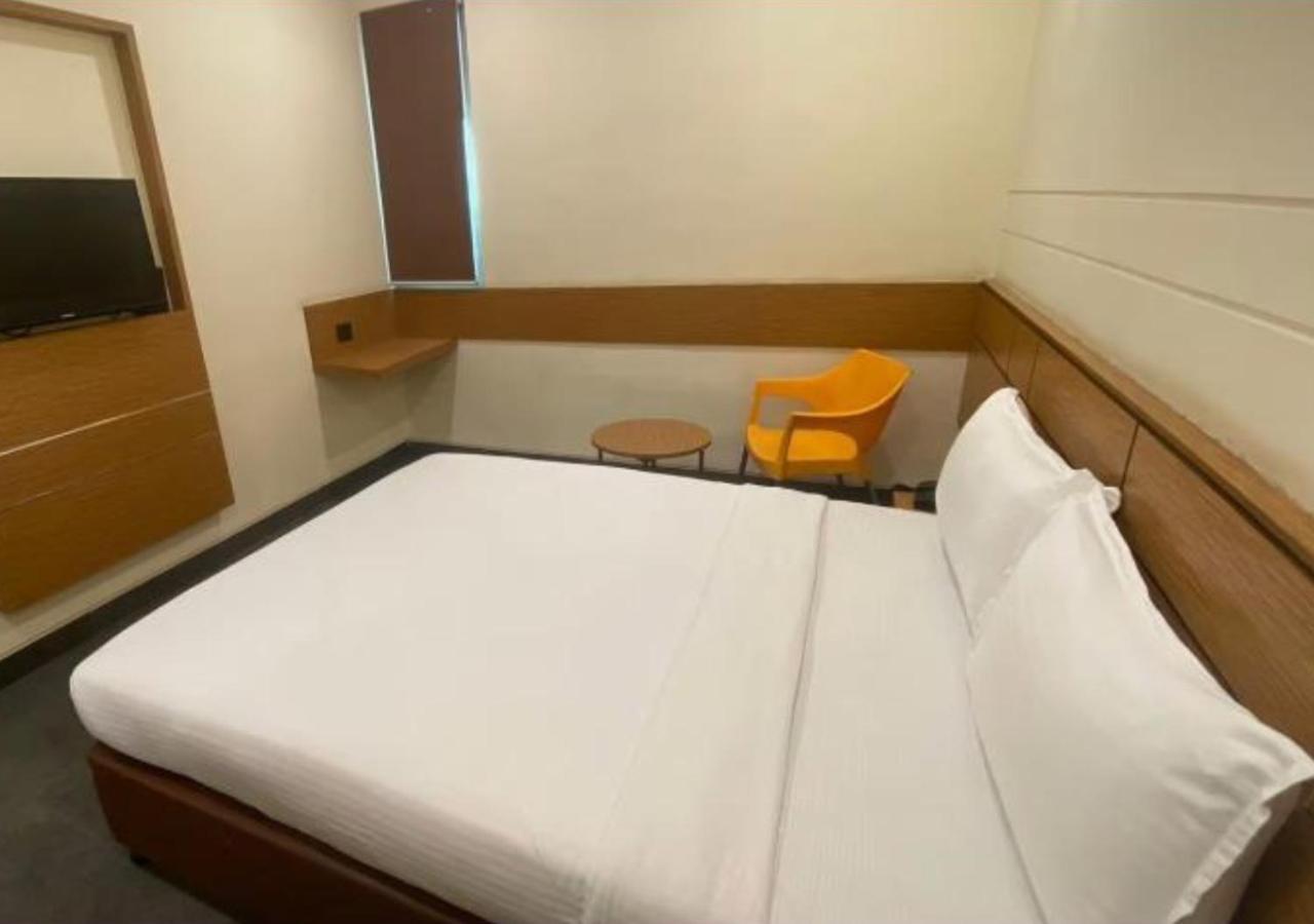 Max Hotels Αλλαχαμπάντ Εξωτερικό φωτογραφία