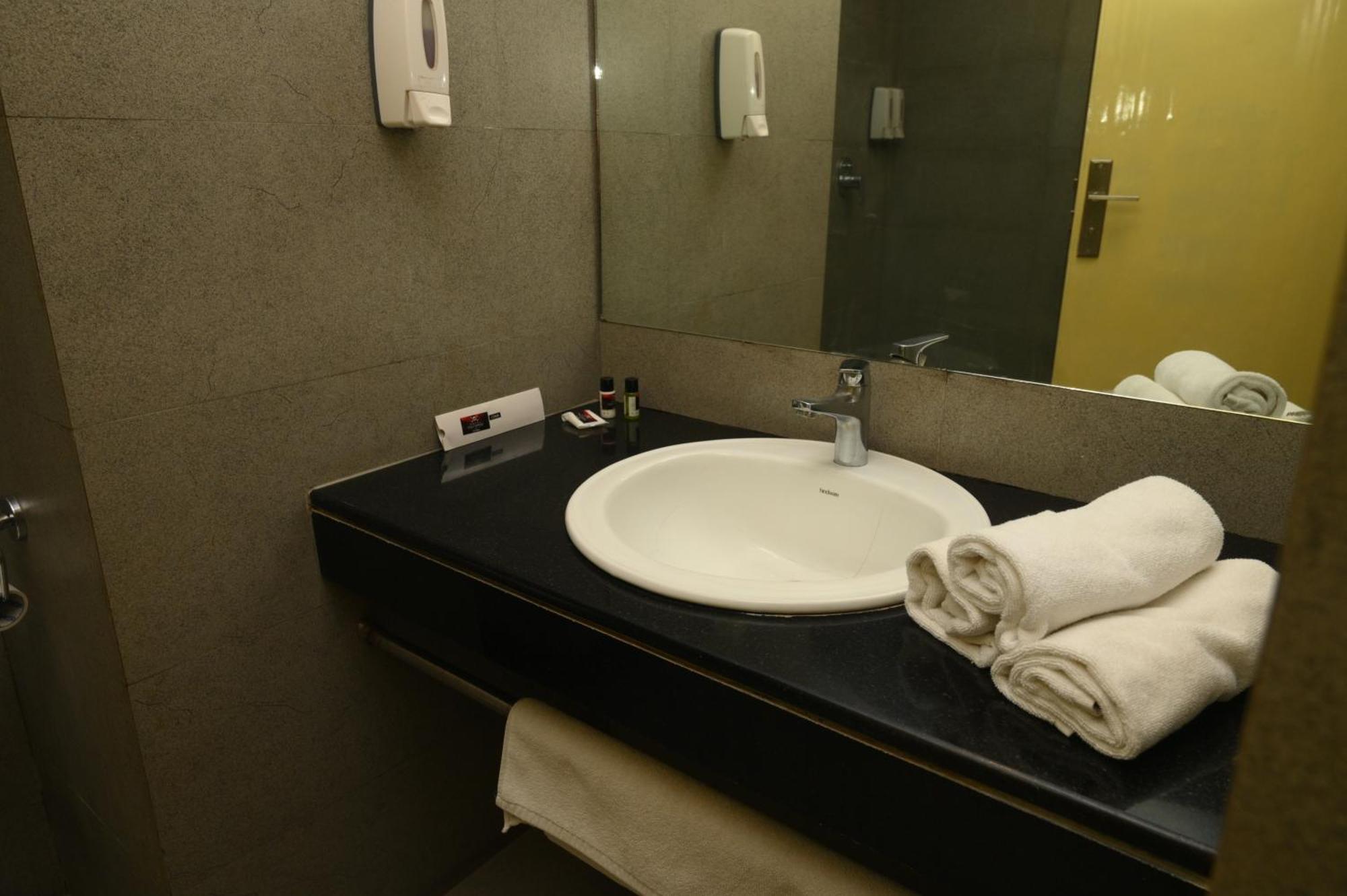 Max Hotels Αλλαχαμπάντ Εξωτερικό φωτογραφία