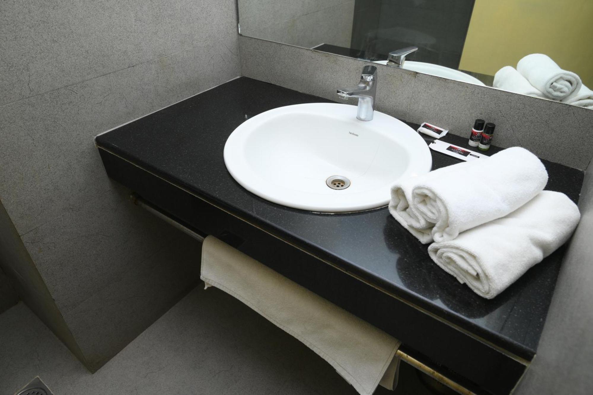 Max Hotels Αλλαχαμπάντ Εξωτερικό φωτογραφία