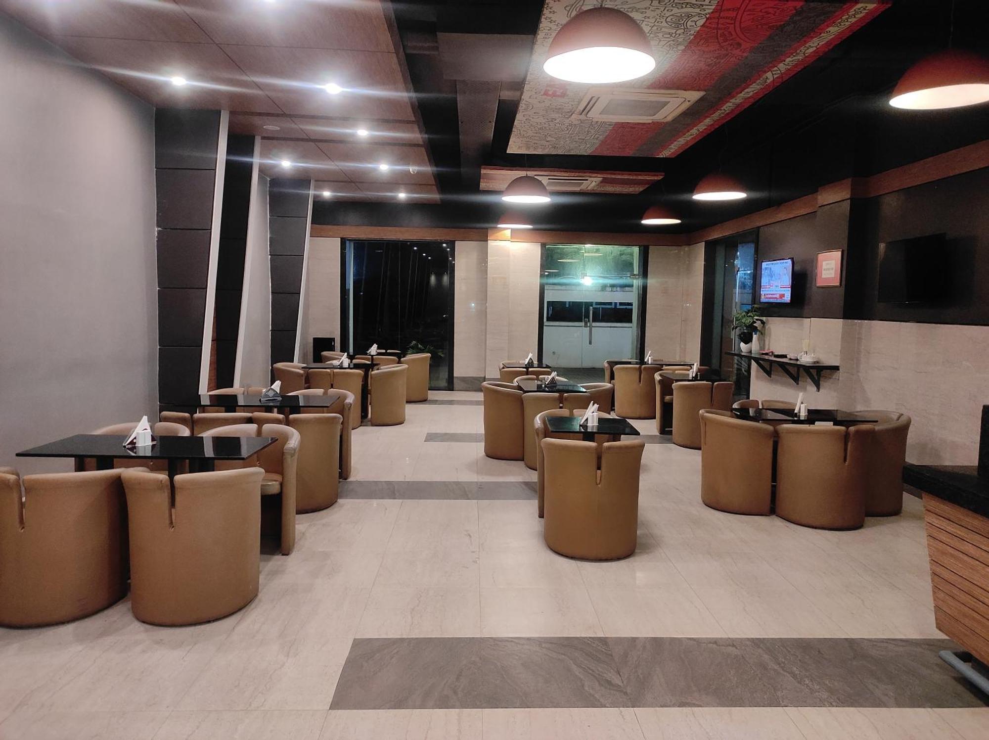 Max Hotels Αλλαχαμπάντ Εξωτερικό φωτογραφία
